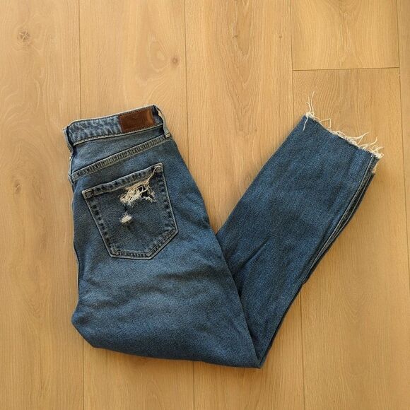 Hollister Curvy High-Rise Mom Jean - Picture 3 of 7